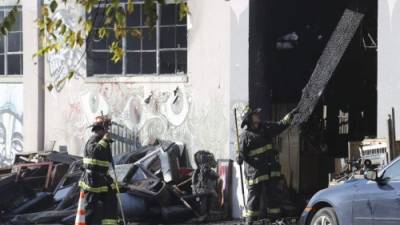 Los socorristas de Oakland trabajan sin interrupciones en la búsqueda de los desaparecidos tras el incendio. Las autoridades temen que el número de víctimas aumente a 40. afp/efe