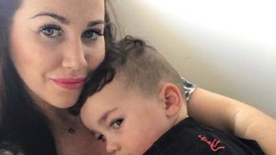 La bloguera Sophie Cachia publicó la foto junto a su hijo desde el sanitario.