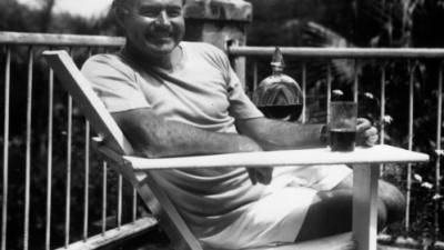 El escritor Ernest Hemingway captado en 1946 en la Finca Vigia, La Habana, Cuba.
