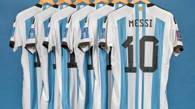 Seis camisetas llevadas por el futbolista argentino Lionel Messi en el Mundial de Qatar 2022 fueron vendidas este jueves en la casa de subastas neoyorquina Sotheby’s por siete millones ochocientos tres mil dólares.