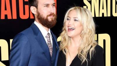 Kate Hudson y Danny Fujikawa, Scott Disick y Sofia Richie y Scarlett Johansson y Colin Jost son parejas famosas que celebrarán por primera vez hoy 14 de febrero.