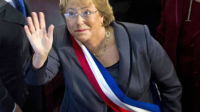 La socialista Michelle Bachelet, la primera mujer en llegar a la Presidencia de Chile en 2006, volvió a hacer historia este martes al regresar al sillón presidencial y convertirse en el primer mandatario reelecto en democracia.