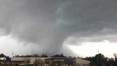 Un tornado mató al menos a tres personas en el estado de Carolina del Norte, según informaron el martes las autoridades, mientras que en el resto de Estados Unidos continúa una ola de frío polar.