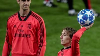 El centrocampista croata del Real Madrid Luka Modric (d) y el portero belga Thibaut Courtois (i) participan en un entrenamiento del equipo. EFE/Archivo