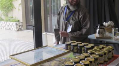 Un agricultor marroquí expone su producción de miel al margen del 'Mahal', sexta edición de la feria de comercio halal que hoy abrió en la ciudad sureña marroquí de Marrakech. EFE