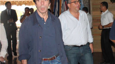 El expresidente del Gobierno español José María Aznar (1996-2004) junto a Camilo Atala en la reunión del Consejo Empresarial de América Latina (Ceal) en Honduras.