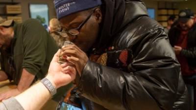 Un cliente huele una selección de marihuana de uso medicinal en Leicester, Massachusetts (Estados Unidos). EFE