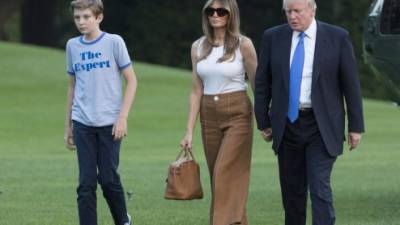 El presidente Trump, su esposa Melania y su hijo Barron llegaron ayer a la Casa Blanca.