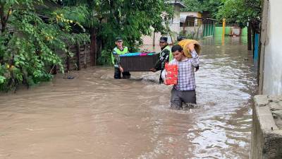 Villanueva: La Policía Militar realiza evacuaciones y traslado de enseres en las colonias Bella Vista y La Libertad, producto a las lluvias que han provocado inundaciones y daños en las viviendas.