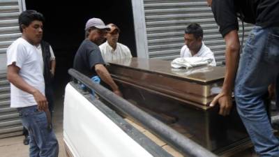 Momento en que los familiares retiran de la morgue capitalina el cadáver de Elsa Cortés Méndez.