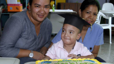 Carlos Santiago, su madre Carol y la terapeuta Flor Guillén celebraron porque tras un año de esfuerzo dio sus primeros pasos.