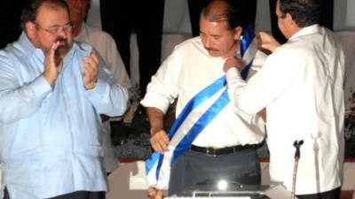 La posibilidad de una séptima candidatura a la Presidencia del actual mandatario nicaragüense, Daniel Ortega, para buscar su cuarto mandato y tercero consecutivo, está cada vez más cerca con la aprobación de unas polémicas reformas a la Constitución que lo habilita a aspirar a una nueva reelección.