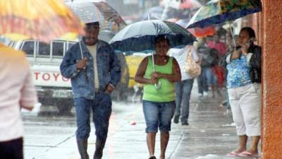 Los sampedranos sacaron desde ayer las sombrillas y los abrigos debido a las lluvias.