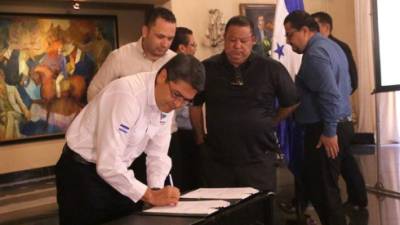 Presidente Juan Orlando Hernández junto a empresarios del sector transporte.