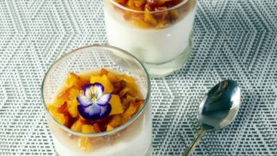 Colocar un par de cucharadas encima de la panna cotta y terminar con los cubos de mango.