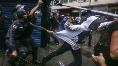 Las autoridades en Río de Janeiro han tratado de controlar las manifestaciones en la ciudad.