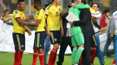 PER215. LIMA (PERÚ), 10/10/2017.- Jugadores de Colombia celebran su clasificación directa después de un partido por las eliminatorias para el Mundial de Rusia 2018 entre Colombia y Perú que terminó 1-1 hoy, martes 10 de octubre de 2017, en el Estadio Nacional de Lima (Perú). EFE/Germán Falcón