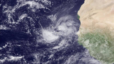 Fotografía satelital facilitada por la Administración Nacional de Océanos y Atmósfera de Estados Unidos (NOAA, por su sigla en inglés), que muestra un fenómeno meteorológico en el sureste del archipiélago africano de Cabo Verde.