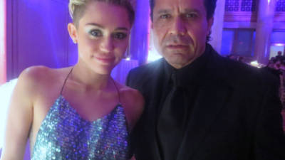 Carlos Castillo Chahín junto a Miley Cyrus.