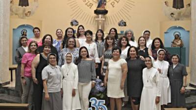 Las marianas egresadas en 1983 posaron junto con las hermanas del IMA.