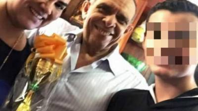 La foto del exmandatario hondureño Porfirio Lobo Sosa celebrando el Día del Padre junto a su esposa e hijos.