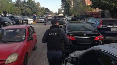 Un elemento de la Unidad de Reacción e Investigación Criminal, se aproxima hoy viernes a la zona del colegio Cervantes, donde se suscito una balacera en su interior en la ciudad de Torreón en el estado de Coahuila (México). EFE/STR