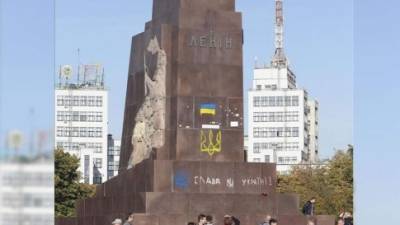 Vista del pie de la estatua del fundador de la Unión de Repúblicas Socialistas Soviéticas, Vladímir Ilich Uliánov Lenin, derribada el pasado septiembre en la plaza principal de la ciudad de Járkov (Ucrania). EFE/Archivo