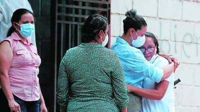 Compañeras de labores de la madre de Josué Aguilar se solidarizaron con ella en el duro momento.