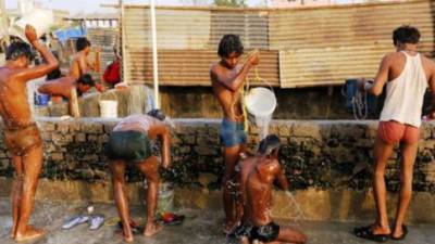 Habitantes de la India se refrescan para escapara de la ola de calor que afecta el país.