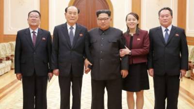 El líder norcoreano, Kim Jong-Un (c), posa con los miembros de la delegación de alto nivel norcoreana que visitó Corea del Sur para asistir a la ceremonia de inauguración de los Juegos Olímpicos de PyeongChang, en Piongyang (Corea del Norte) ayer, 12 de febrero. EFE