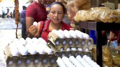 A diario se procesan 10,000 cajas de huevo, dice la Anavih. Un ama de casa compra en el mercado. Foto: Amílcar izaguirre
