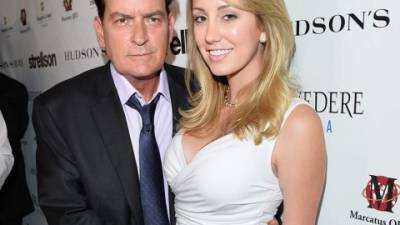 Charlie Sheen y Brett Rossi.