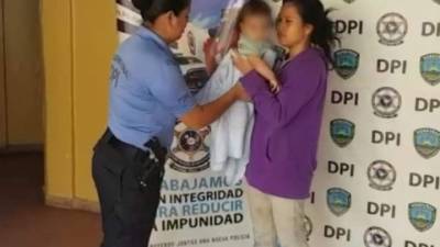 Según versión de la madre del bebé, la ahora detenida tenía tres días de llegar a la cuartería a visitar a unos parientes y ayer viernes le solicitó cargar en brazos al bebé, por lo accedió pero en un descuido desapareció con él.