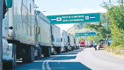 lentitud. Camiones hacen fila para ser autorizados a pasar al lado hondureño en El Amatillo.