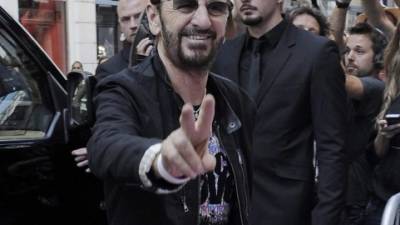 El músico británico y ex Beatle, Ringo Starr posa antes de la inauguración en 2011 de una exposición titulada 'El arte de Ringo Starr' en la galería G-POP en Viena, Austria. EFE/Archivo