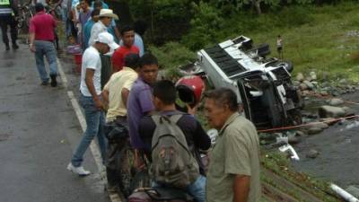 Más de una hora tardaron los elementos del Cuerpo de Bomberos de La Masica en liberar el cuerpo del ayudante del bus, atrapado entre las latas. Fotos: Samuel Zelaya y Javier Rosales.