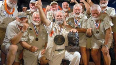Fotografía de archivo (19/07/2003) donde aparece el ganador del certámen del 2003 'Papa' Hemingway, Mike Stack (c) mientras celebra con otros concursantes en el bar Sloppy Joe's, en Cayo Hueso (Florida). EFE/Archivo