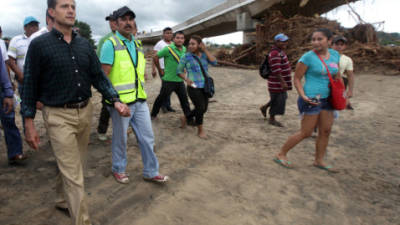 El mandatario mexicano, Enrique Peña Nieto hizo un recorrido por las comunidades afectadas de Guerrero ayer.