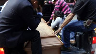 Momento en que los familiares de la desafortunada mujer retiraban ayer su cadáver en la morgue capitalina.