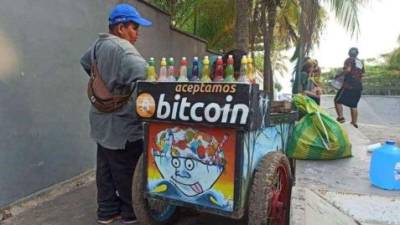 La diferencia entre el USD y el BTC es que este último puede cambiar su valor en cuestión de horas. Eso hace que cueste confiar en el bitcóin como moneda a largo plazo.