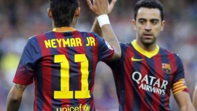 Neymar Jr y Xavi Hernández exjugadores del Barcelona.