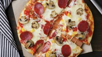 Esta receta le rinde para 14 porciones. Es decir, dos pizzas medianas de 8 pedazos cada una.