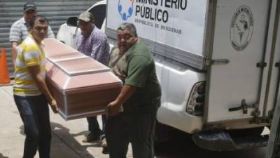 Los restos mortales del estudiante Douglas Eduardo Medina González son retirados por familiares.
