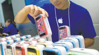 Hasta el momento, las ventas del iPhone 5S han superado a las del modelo más barato, 5C.