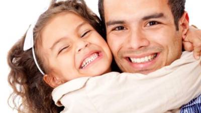 En esta etapa, las hijas son muy cariñosas con el papá y las mamás deben actuar naturalmente.