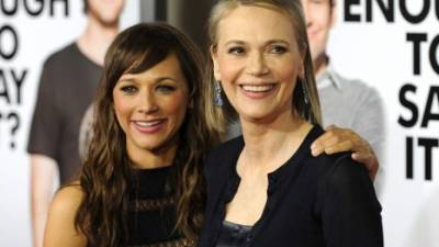 La actriz Rashida Jones y su madre, la actriz Peggy Lipton. AFP/Archivo