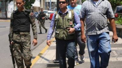 Dieter Quiroz, director de Transporte Municipal, camina bien custodiado en las calles de la ciudad. Fotos: Yoseph Amaya