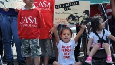 Niños de padres indocumentados sostienen pancartas en contra de la deportación enfrente de la Casa Blanca en Washington, DC. EFEObama enfrenta resistencia demócrata a cambiar ley para deportar a más niños[Muestra/oculta texto completo] Washington, 16 jul (EFE).- Un grupo de congresistas demócratas expresó hoy al presidente de EE.UU., Barack Obama, su oposición a cambiar la ley para acelerar las deportaciones de los niños centroamericanos que llegan al país, en una muestra de la profunda división en el Congreso sobre cómo afrontar la crisis humanitaria.Temática: Política ; Migración|Asuntos sociales ; Demografía ; Inmigración