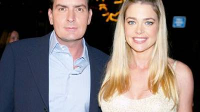 Charlie Sheen y Denise Richards en una foto de archivo.