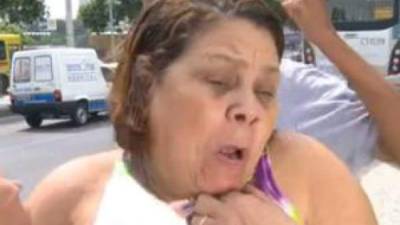 Una mujer denunciaba ante las cámaras de RJTV la falta de policías en un barrio de Río de Janeiro, Brasil, cuando un delincuente intentó arrebatarle un collar